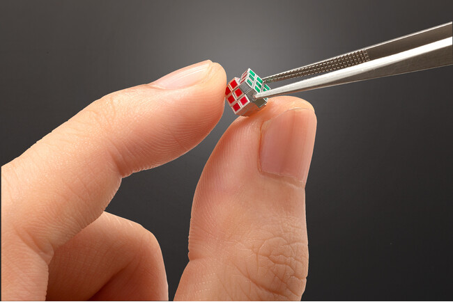 世界最小のルービックキューブが誕生！！各辺わずか0.50cm！通常のルービックキューブの1/1000「究極最小ルービックキューブ -0.50cm 超精密金属製-」