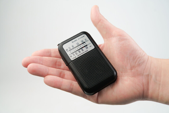 ワイドFM対応のコンパクトなAM/FMラジオ「AM/FMポケットラジオ KR-018AWF」