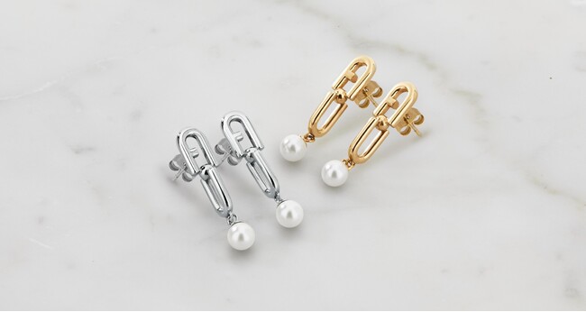 “FURLA (フルラ)” から、FURLA CHAINED LOGO NECKLACEなど2シリーズ計12型のアクセサリーを10月18日(金)に発売します。