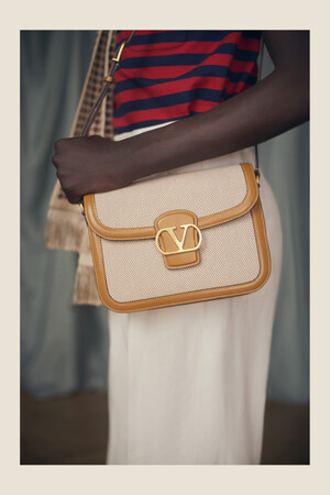 ヴァレンティノ、2025年スプリングコレクションより、新作のバッグ ‘9TO5’ と ‘VIVA SUPERSTAR(ヴィヴァ スーパースター)’が登場