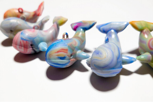 新登場！ペットボトルキャップから「生物多様性クジラキーホルダー」- 小川小中学校とPrecious Plasticの協働で誕生