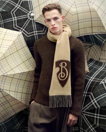 【BURBERRY】革新の精神にインスパイアされた「Bシールドスカーフ」を発売