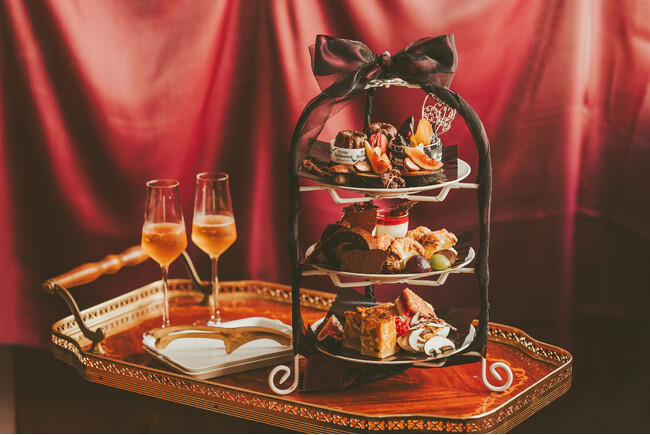 東京・蔵前のカヌレとのペアリングスイーツ専門店「KURAMAE CANNELE CAFE」にて、「もしもヴェルサイユ宮殿でハロウィンパーティが行われたら？」をテーマにしたアフタヌーンティ予約限定で提供