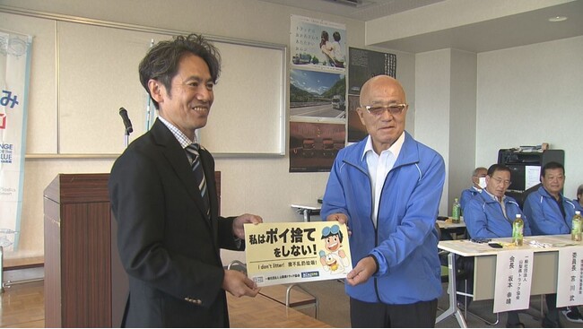 山梨のトラックドライバーがごみ削減をアピール！「ポイ捨て禁止ステッカーの贈呈式」を開催しました！