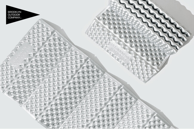 独自開発の極厚25mm形状によりクラス最高レベルのR値2.6を実現！素早く展開できるアコーディオン形状のフォームマットが登場！