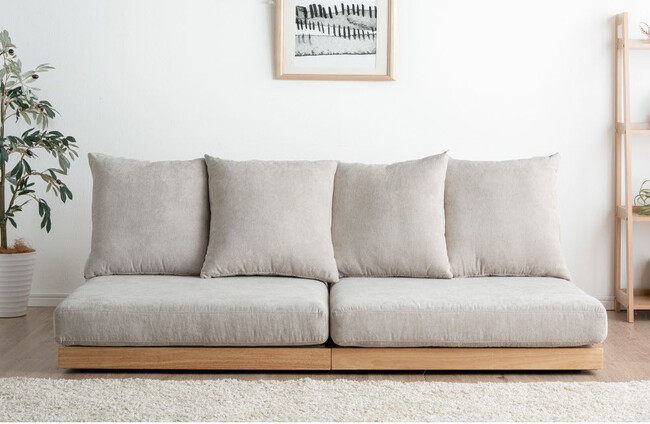 ワイド座面が人気のフロアソファがもっとBIGに進化！超ハイタイプの背もたれ搭載で、ワンランク上の寛ぎ実現