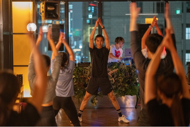 ホテル最上階バーの非日常空間で、生DJを全身で浴びて楽しむ暗闇フィットネス“SKY BEAT WORKOUT”をTHE LIVELY 大阪本町が2024年11月10日（日）開催！