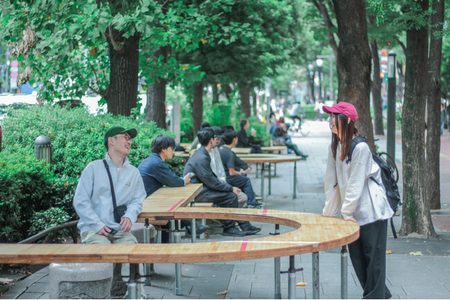 「循環」がテーマのストリートファニチャーが池袋グリーン大通りに出現！“IKEBUKURO PUBLIC FURNITURE TRIAL×IKEBUKURO LIVING LOOP”サポーター募集中！