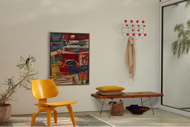 【Herman Miller】Eames Hang-It-All、Eames Molded Plywood Lounge Chairにアーカイブデザインによる復刻カラーが新登場