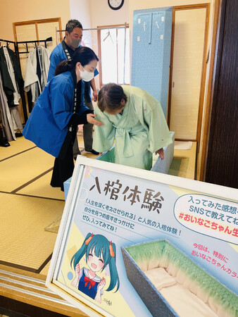 華やかな仏衣を着ながら、縦型の入棺体験や生前遺影撮影