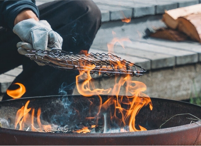 【和歌山・グランピング】カツオのタタキを自分で作る「カツオの藁焼き体験」メニューがスタート！「In the Outdoor白浜志原海岸」