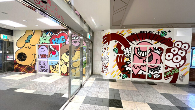 【fence&art】「池袋 サンシャインシティ」にて、心をギュッとあたたかく包み、WELCOMEの気持ちを伝える仮囲いアート“HUG”が登場。
