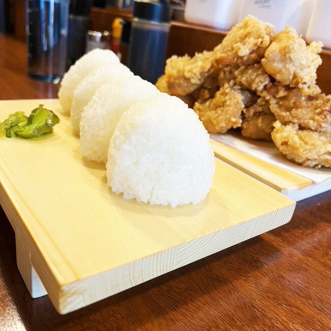 【おむすび横丁 大橋店】南区大橋のおむすび専門店で『揚げたて自家製鶏唐揚げと握りたて塩むすびの食べ放題』開始のお知らせ。