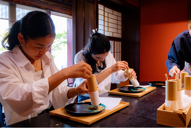 築200年以上の金沢の茶屋建築の中で、職人気分が味わえる金箔体験をスタート