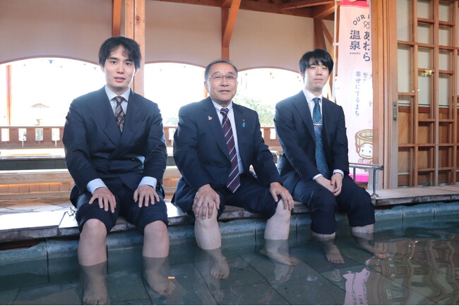 竜王戦翌日、藤井聡太竜王と佐々木勇気八段、あわら温泉『芦湯』でフォトセッション！2種類の源泉と福井の笏谷石を使った足湯で癒やしを