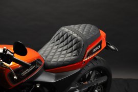 表皮はパンチングレザー&ノンスリップ系レザーの二種類を使用 表皮はパンチングレザー&ノンスリップ系レザーの二種類を使用