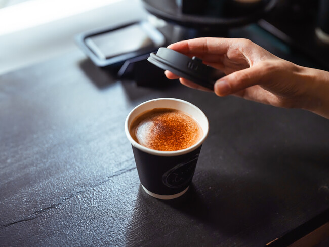 東京・水天宮のディカフェ専門コーヒースタンド『de.coffee roasters』から新メニュー「オーツカフェモカ」が新登場！