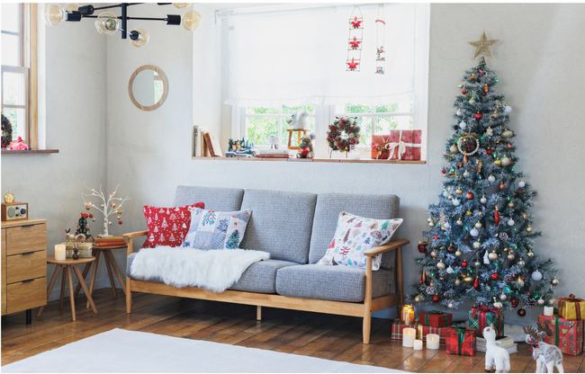 2024年ニトリのクリスマスが販売スタート！昨年大好評のハーフツリーが、壁でも角でもピッタリ置ける新ハーフツリーへ進化。