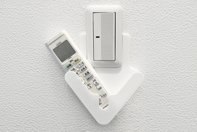 リモコンを「なくすことがある人」約4割・・・電気スイッチにリモコンを置ける。イエノモノ「Pocketch（ポケッチ） 3WAYリモコンホルダー」を新発売。