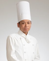 【オークラ東京】オークラ東京 製菓課 堀内 俊
2024ジャパン・ケーキショー東京「味と技のピエスモンテ部門 2類ショコラのピエス」にて
大会会長賞と前田商店カレボー賞受賞