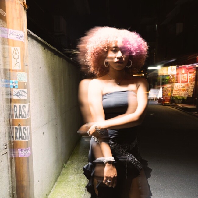 揺れる心、熱くなる想い。大人の恋を描くアップビートポップなR&B！Tokyo Gal、待望のニューシングル「Heart Shakes」