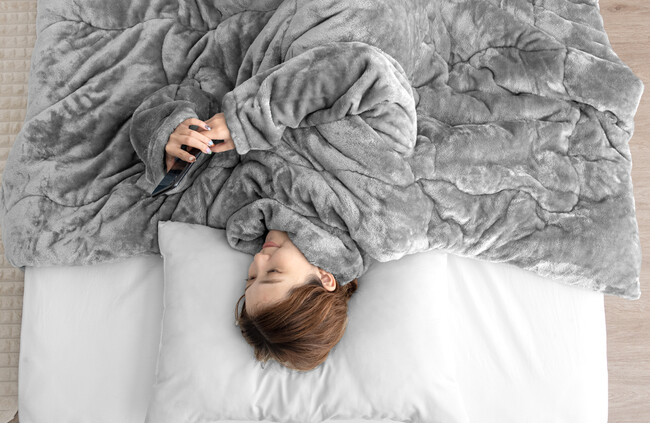 暖か快適な寝ながらスマホで冬の夜更かしをサポート!『寝ながらスマホ 袖付き掛け布団』を発売開始