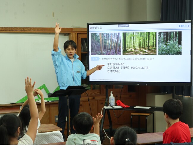 地域社会への貢献として、都内小学校で環境に関する出張授業を実施