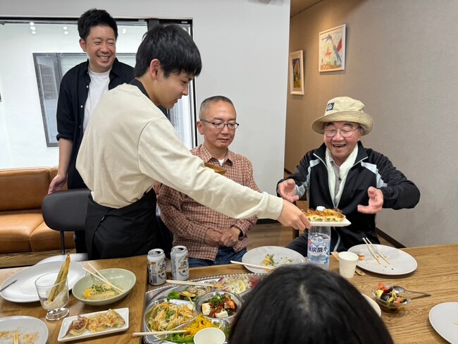 泉佐野市食べ歩きイベントに中学生が開発した「泉佐野ギョーザ」が登場！ “さの町場”をぶらり探索　中学生がキリンの家でおもてなし