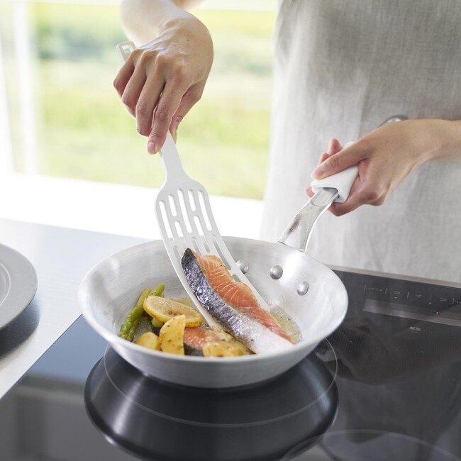 【山崎実業】ヘラ部分が長くて返しやすい、シリコーンのロングターナー タワー 発売
