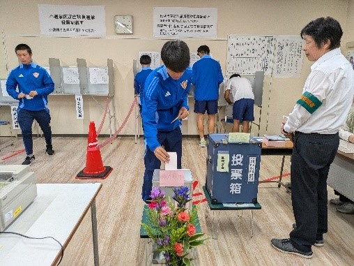 若者の選挙への関心を高めたい！衆議院議員総選挙の期日前投票に専門学校生が約70名参加！