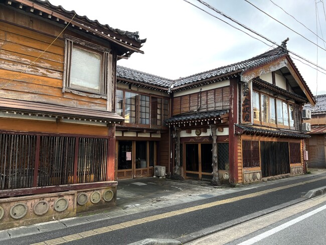 【さどの島銀河芸術祭】佐渡の心に触れる、佐渡おけさ・能・のろま人形・鬼太鼓・わら細工・民俗学・歴史的建造物を満喫するツアーを販売　アートと豊かな文化が交錯する佐渡島で、心に残る体験を！