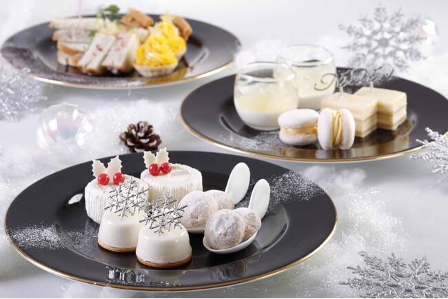 【都ホテル 四日市】クリスマスフェアを開催　スノーホワイトをイメージしたアフタヌーンティーや期間限定ランチコースなど　ホテルロビーにはクリスマスムードを盛り上げる大きなツリーがお出迎え