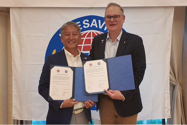 オーストラリアからサーフライフセービング協会の代表らが来日し、水辺の事故防止のための戦略的パートナーシップ協定継続に調印。豪日交流基金を活用した成果と未来を報告に、オーストラリア大使館を表敬訪問。
