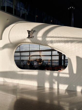 【ルイ・ヴィトン】ロンドン・ヒースロー空港ターミナル2にルイ・ヴィトンの新たなストアと「ル・カフェシリル・リニャックアットルイ・ヴィトン」がオープン