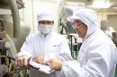 納豆職人として技術を伝授中 納豆職人として技術を伝授中