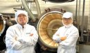 3代目と4代目が木桶設備の前で 3代目と4代目が木桶設備の前で