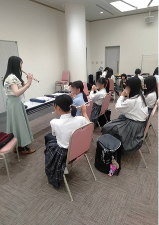 関西フィルハーモニー管弦楽団等による吹奏楽の指導を受ける中学生が演奏を初披露