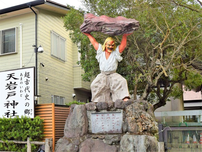 平和マネキン、日本神話の舞台「天岩戸神社」に神楽の舞をサポートする什器を納入