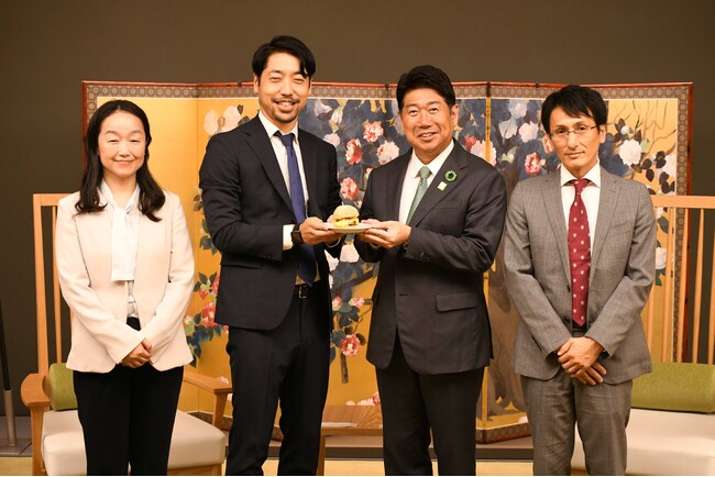 【川崎市市制100周年記念事業】「UNI COFFEE ROASTERY 川崎市役所」がコラボによる３つの新商品の開発を市長に報告しました！