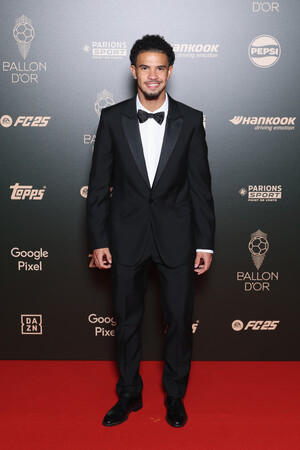 【ルイ・ヴィトン】ワレン・ザイール＝エムリが、2024年「バロンドール」授賞式にルイ・ヴィトンを着用