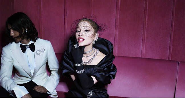 アリアナ・グランデがいざなうSwarovskiの2024ホリデーコレクション 