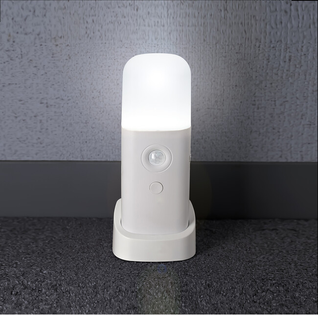 乾電池式人感明暗ナイトライトホルダーを発売。