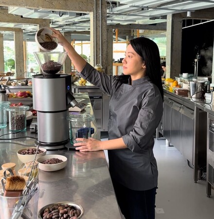【新製品】淹れたてのコーヒーのように、チョコレートもカカオをお店で挽く時代！チョコレートメーカーDari K株式会社が卓上カカオ摩砕機「カカオグラインダー」を開発。