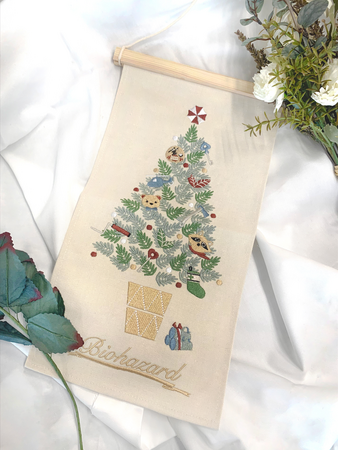 「バイオハザード」シリーズより、優しいグレイッシュカラーの繊細な刺繍があしらわれたクリスマスタペストリーが新発売！