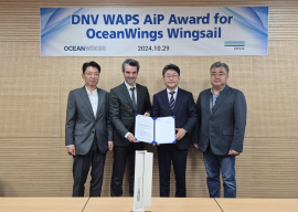 韓国の釜山でDNVからAiP(原則承認)を授与されるオーシャンウィングスのクリストフ・ パユソーセールス・マーケティング部門副社長 韓国の釜山でDNVからAiP(原則承認)を授与されるオーシャンウィングスのクリストフ・ パユソーセールス・マーケティング部門副社長