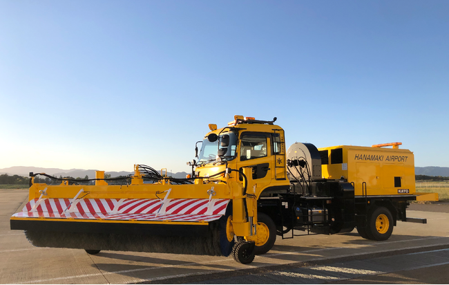【スノースイーパ（除雪車）】東北では早くも冬支度！空港の運航体制を支える「スノースイーパ」いわて花巻空港に納車完了