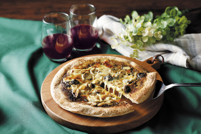ボージョレ・ヌーヴォーとの美味しいマリアージュ「窯焼き 全粒粉入り冷凍Pizzaシリーズ」から新フレーバー登場「ピッツァ トリュフ香る4種のきのこ」