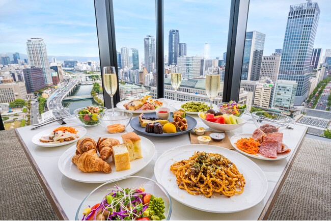 「カンデオホテルズ大阪ザ・タワー」の直営レストラン「The C's ～Sky Dining～」にてランチタイムから飲み放題が楽しめる“大人の至福ランチビュッフェ”を開催中！