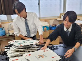 メインストリートに装飾するトランプを準備する生徒たち メインストリートに装飾するトランプを準備する生徒たち