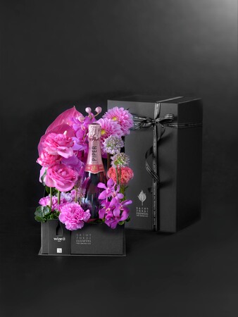 クリスマスやお正月の豪華さや慶賀を演出　wine@から、ワインを花で贈る「ブーケ・ワイン」を発売